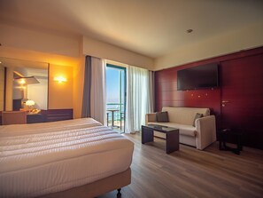 Habitación Deluxe, vista al mar | Ropa de cama de alta calidad y minibar 