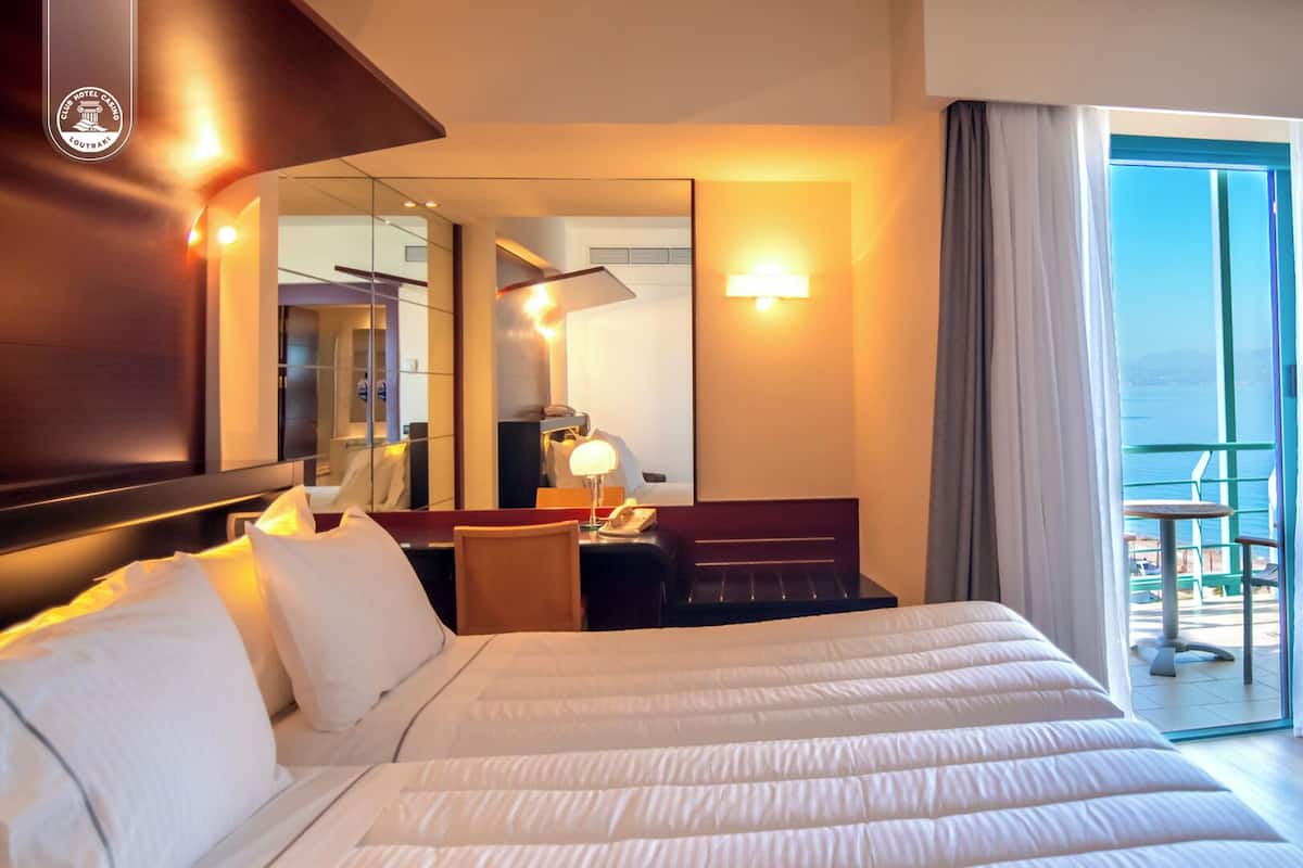 Deluxe-huone, merinäköala | Ylelliset vuodevaatteet, minibaari, tallelokero huoneessa, työpöytä