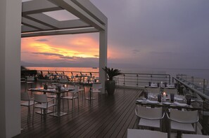5 restaurants, breakfast, lunch, dinner served; seafood