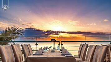 5 restaurants, breakfast, lunch, dinner served; seafood