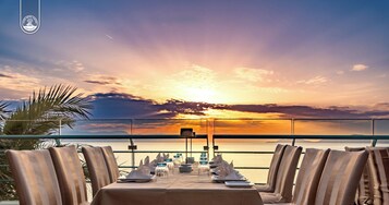 5 restaurants, breakfast, lunch, dinner served; seafood