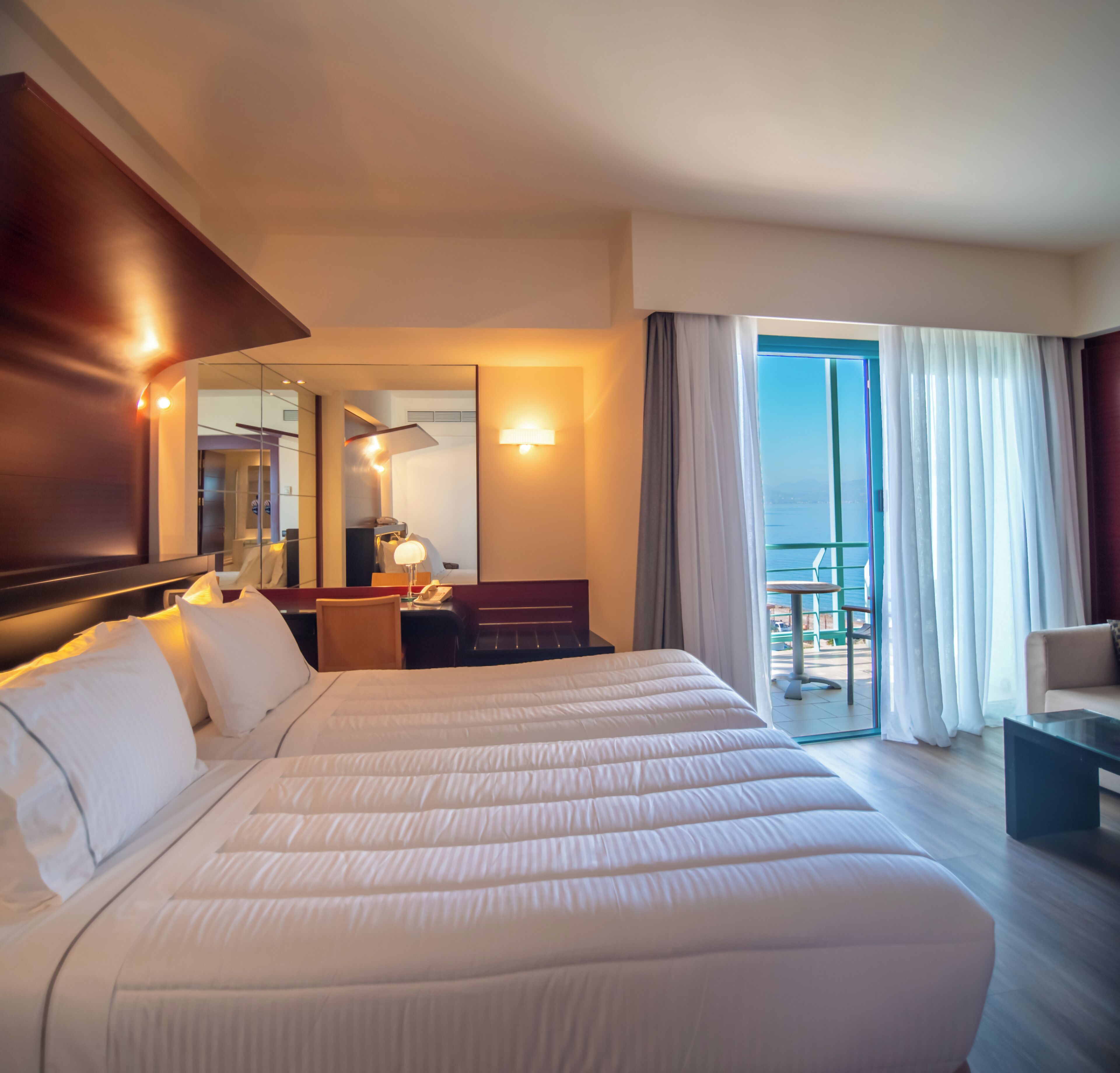 Habitación Deluxe, vistas al mar | Ropa de cama de alta calidad, minibar, caja fuerte y escritorio