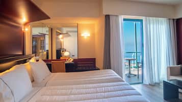 Habitación Deluxe, vistas al mar | Ropa de cama de alta calidad, minibar, caja fuerte y escritorio