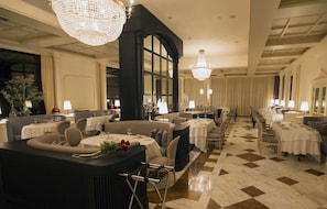 5 restaurants, servant le déjeuner et le dîner; cuisine de fruits de mer