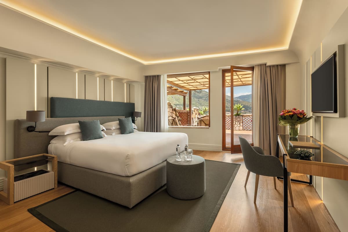 Roupas de cama premium, frigobar, cofres nos quartos