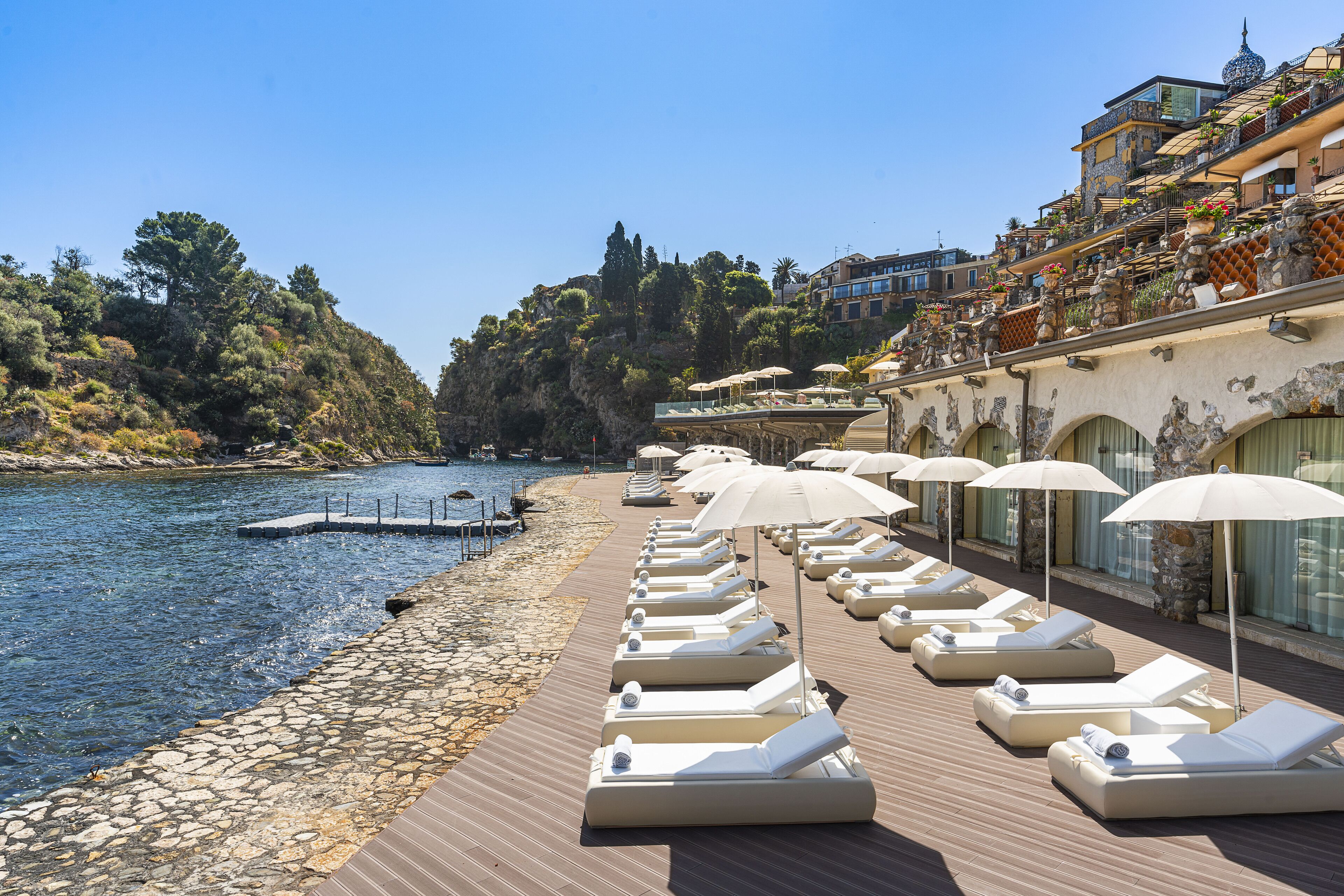 Una spiaggia nelle vicinanze, lettini da mare, ombrelloni