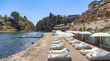 Una spiaggia nelle vicinanze, lettini da mare, ombrelloni