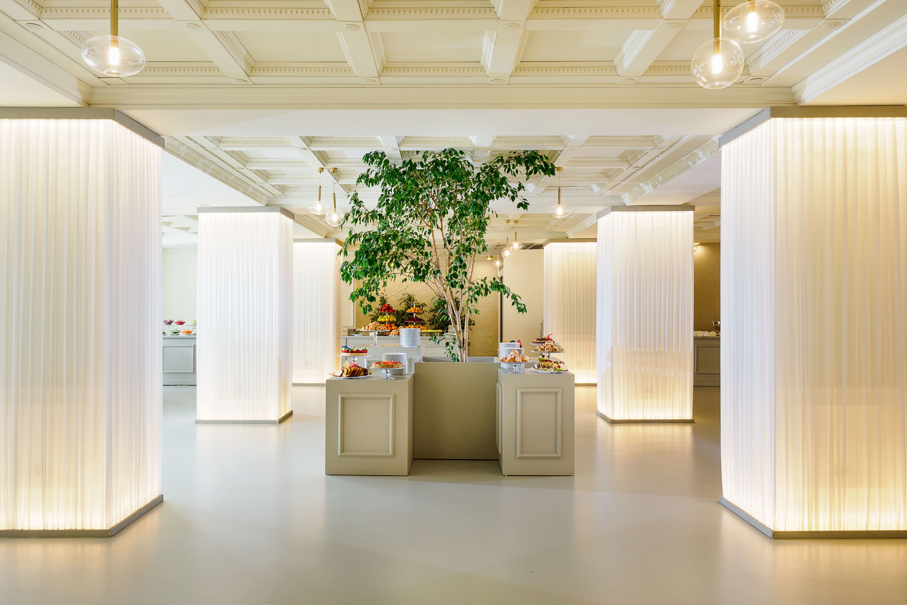 breakfast, dinner served; italian cuisine, beach views