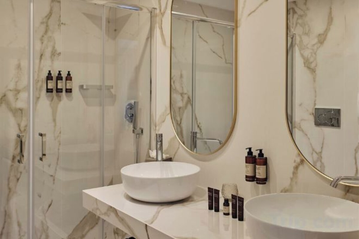 Badkamer | Designer toiletartikelen, een haardroger, badjassen, pantoffels