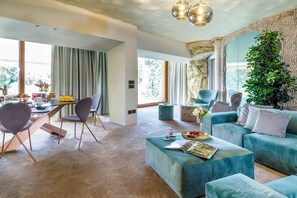 Presidential Suite (Atlantide) | Living room | 32-inch flat-screen TV with digital channels, TV, pay movies
