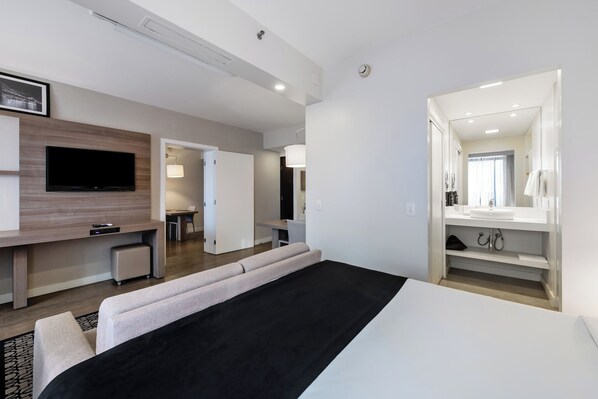 Minibar, in-room safe, desk, laptop workspace - Staybridges Suítes São Paulo by IHG (São Paulo)