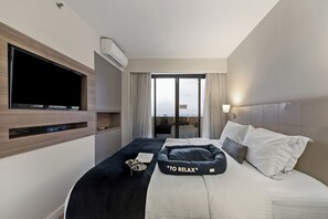 Minibar, caja de seguridad en la habitación y escritorio 