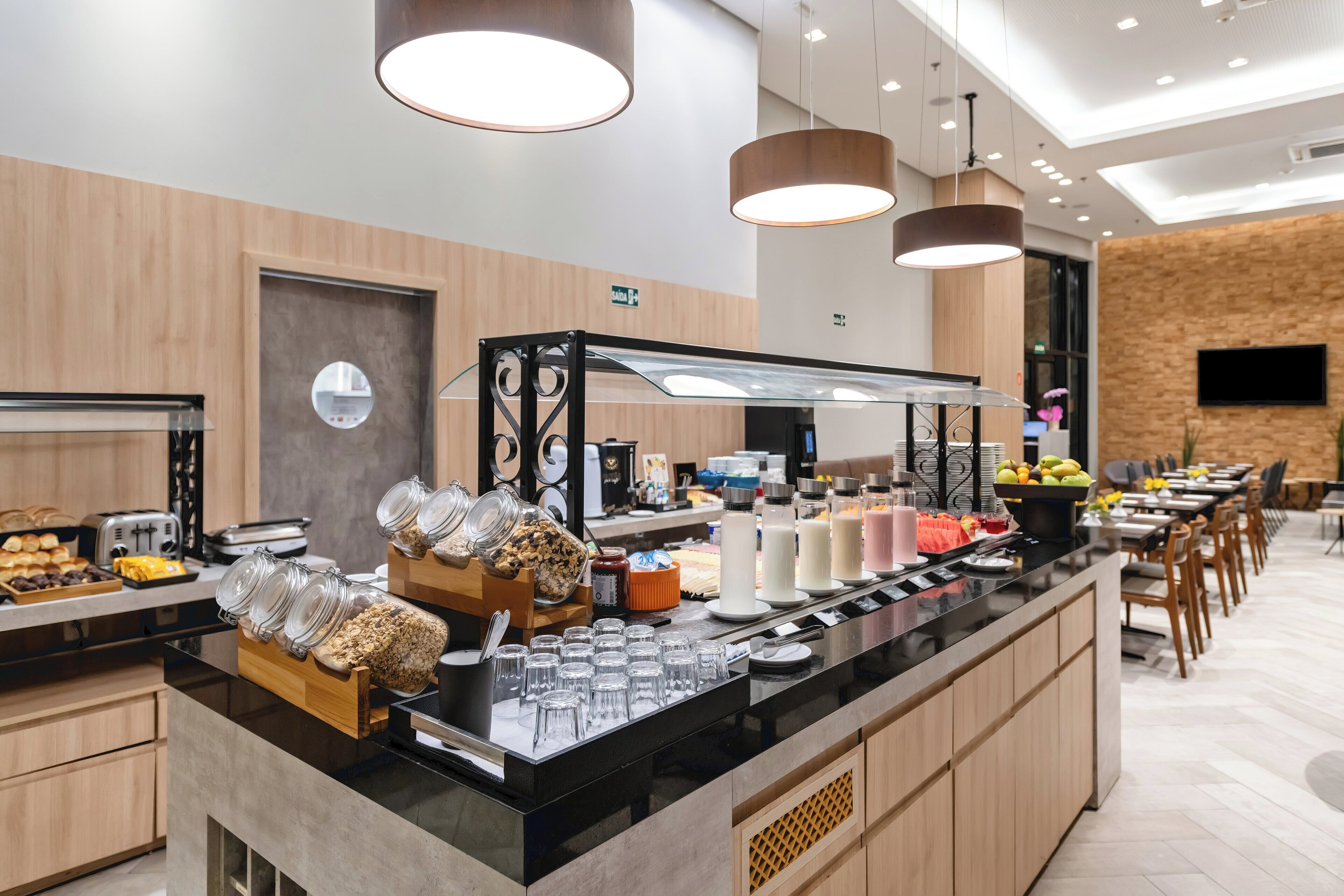 Café da manhã, almoço e jantar; culinária brasileira 