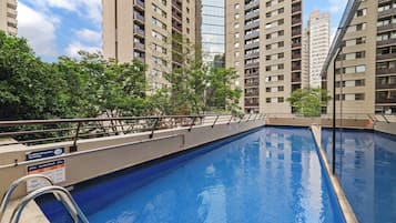 Udendørs pool, åben fra kl. 09.00 til kl. 18.00, liggestole