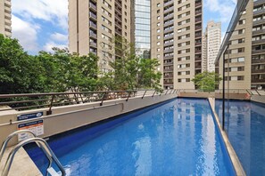 Outdoor pool, open 9:00 AM to 6:00 PM, sun loungers - Staybridges Suítes São Paulo by IHG (São Paulo)