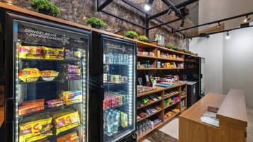 Mostrador refrigerado con diversos alimentos y bebidas envasados.