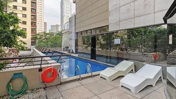 Outdoor pool, open 9:00 AM to 6:00 PM, pool loungers