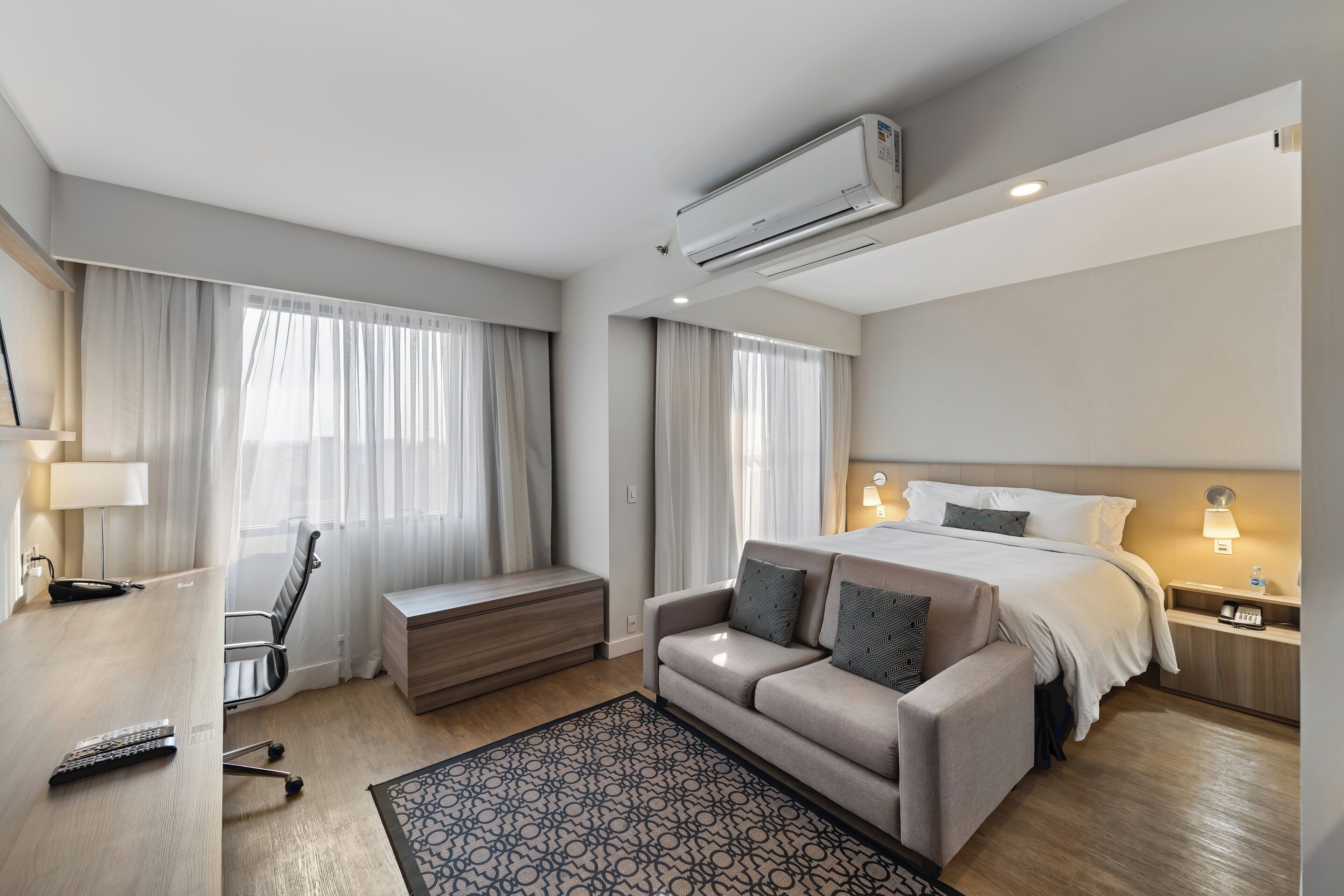 Minibar, két bảo mật tại phòng, bàn 