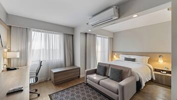 Minibar, pengeskab på værelset, skrivebord