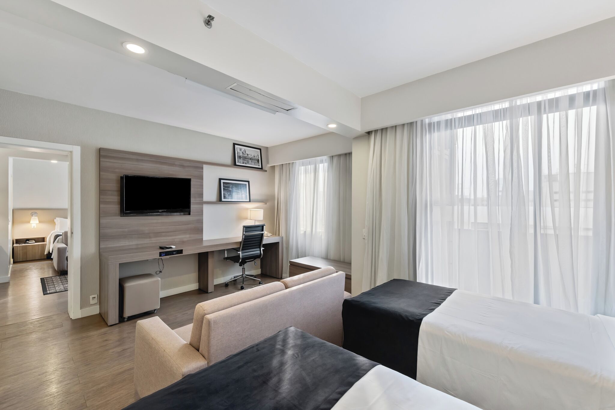 Frigobar, cofres nos quartos, escrivaninha