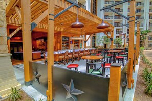 2 bars/lounges, poolside bar - Gaylord Texan Resort & Convention Center (Grapevine)