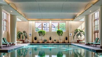 4 piscinas cubiertas, una piscina al aire libre de temporada, sombrillas