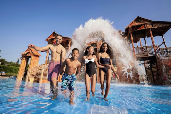 4 piscinas techadas, una piscina al aire libre de temporada, sombrillas
