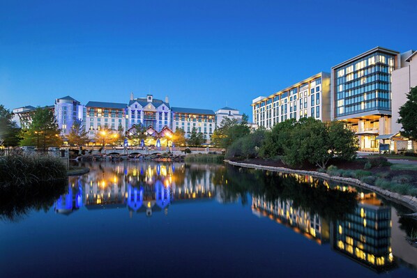 A hotel with a reflective pond, modern architecture, and a bridge. - Gaylord Texan Resort & Convention Center (Grapevine)