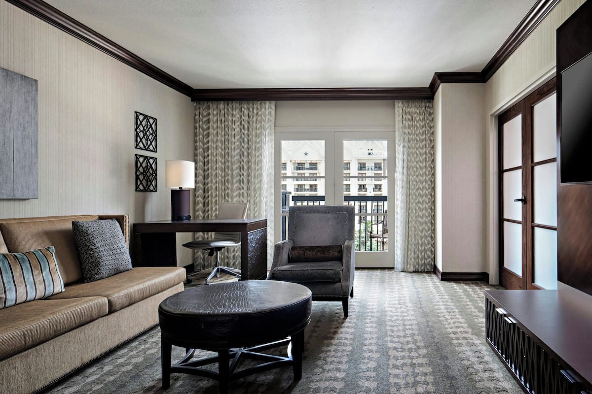 executive suite, 1 king bed, non smoking | hypo-allergenic bedding, in-room safe, desk, laptop workspace