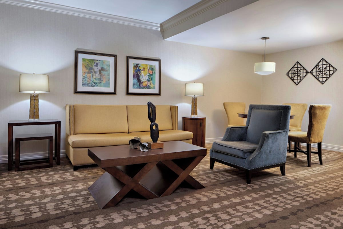 deluxe suite, 1 bedroom, non smoking | living room | 37-inch smart tv with cable channels, tv, netflix