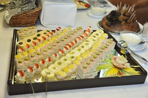 Uma bandeja com diversos doces, coberturas e decorações.