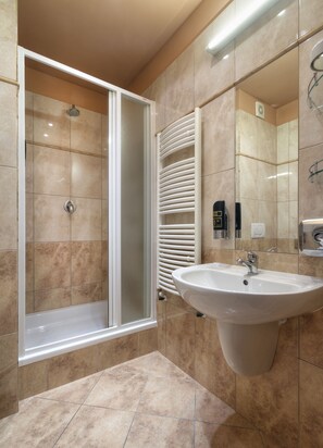 Een douche, een haardroger, handdoeken