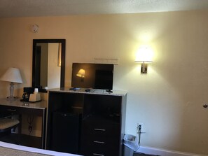 Basic Single Room, 1 King Bed, Non Smoking | Desk, free WiFi