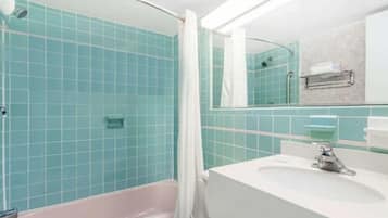 Combined shower/tub, free toiletries, towels