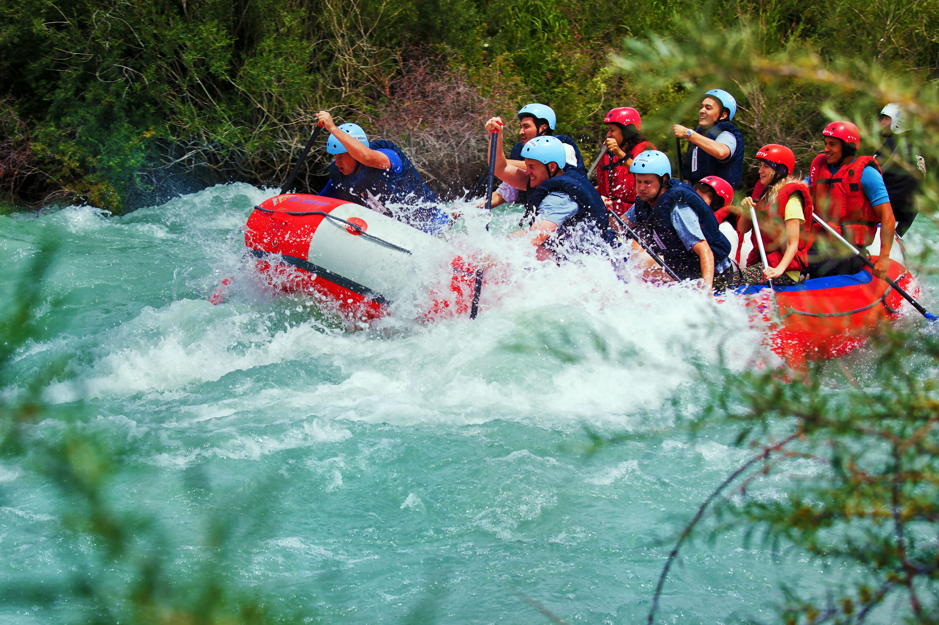 Un gruppo di persone su una zattera che si muove lungo un fiume.