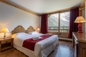 Suite, 3 Bedrooms | In-room safe, blackout drapes, soundproofing, free cribs/infant beds - Les Balcons du Savoy (Chamonix-Mont-Blanc)