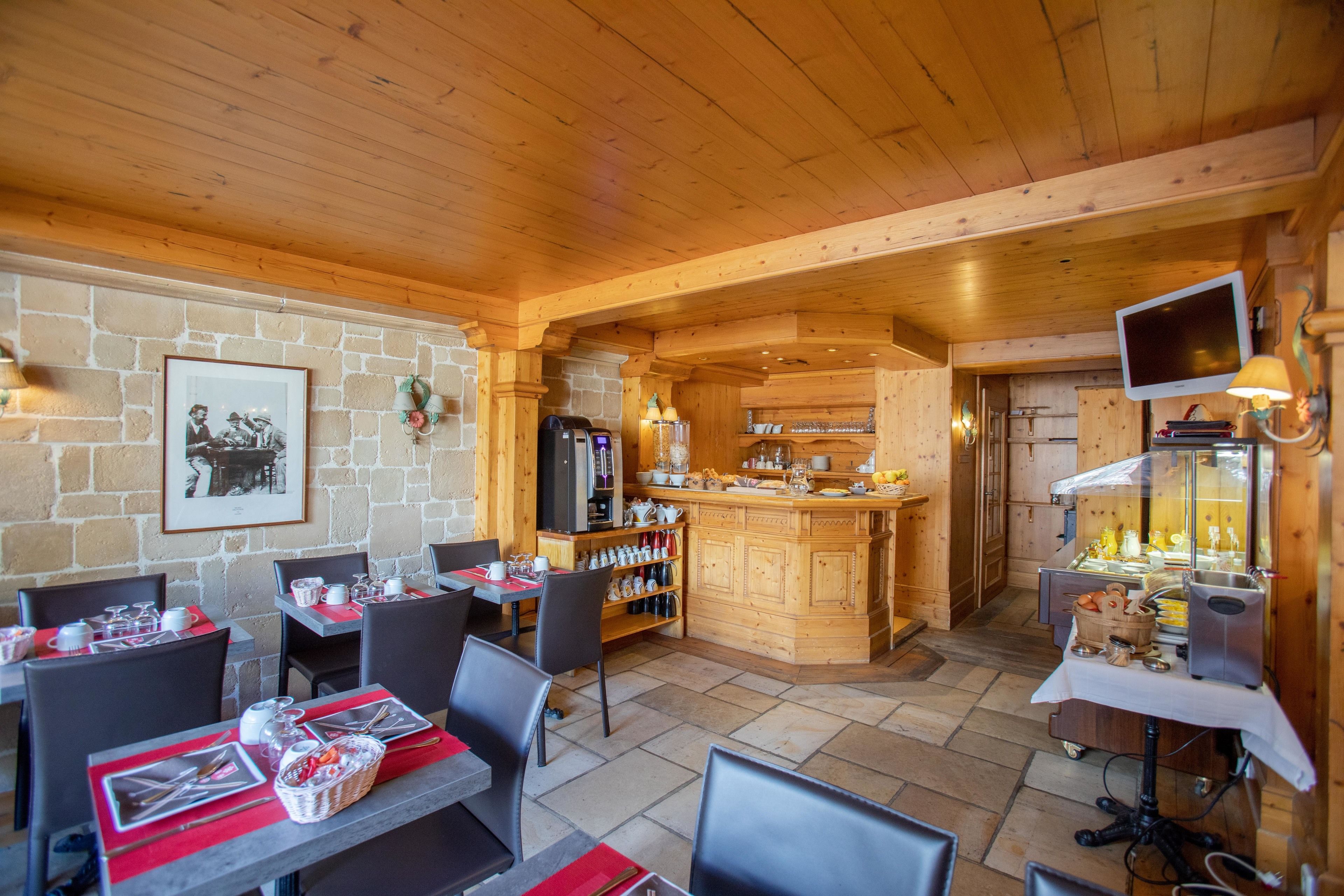 Un intérieur chaleureux en bois, comprenant un coin repas, une cuisine et un bar.