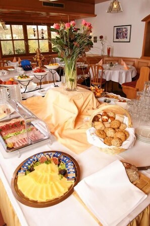 Lunch and dinner served