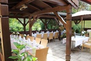 Lunch and dinner served