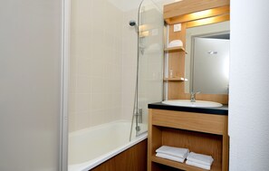 Combined shower/bathtub, towels