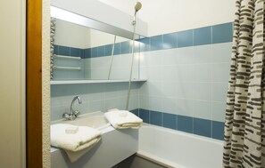 Appartement, 1 chambre | Salle de bain | Serviettes fournies