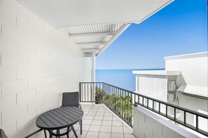 Classic Ocean View Studio | Terrace/patio