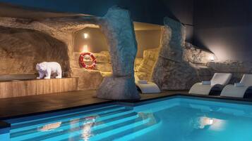 สระว่ายน้ำในร่ม, เก้าอี้อาบแดดริมสระ