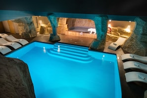 Indoor pool, sun loungers - Royal Ours Blanc Boutique Hôtel & Spa (Huez)