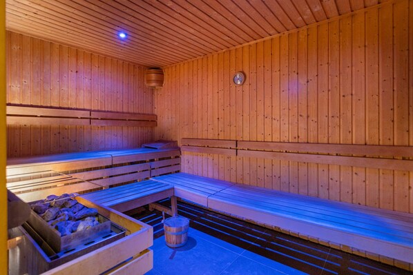 Couples treatment room(s), sauna, hot tub, steam room