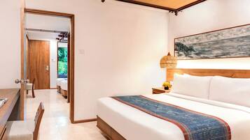 Un dormitorio con cama, mesita de noche, lámpara y un cuadro en la pared.
