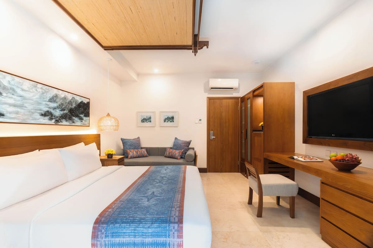 Deluxe Room | 1 bedroom, in-room safe, desk, blackout drapes