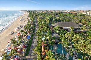 Trên bãi biển, cát trắng, quán bar trên bãi biển 