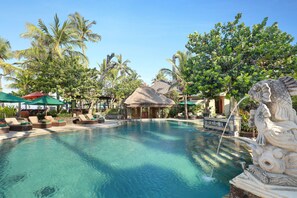 Poolside bar - Legian Beach Hotel (Legian)