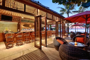 4 bars, bar en milieu de piscine, bar en bord de piscine, bar de plage